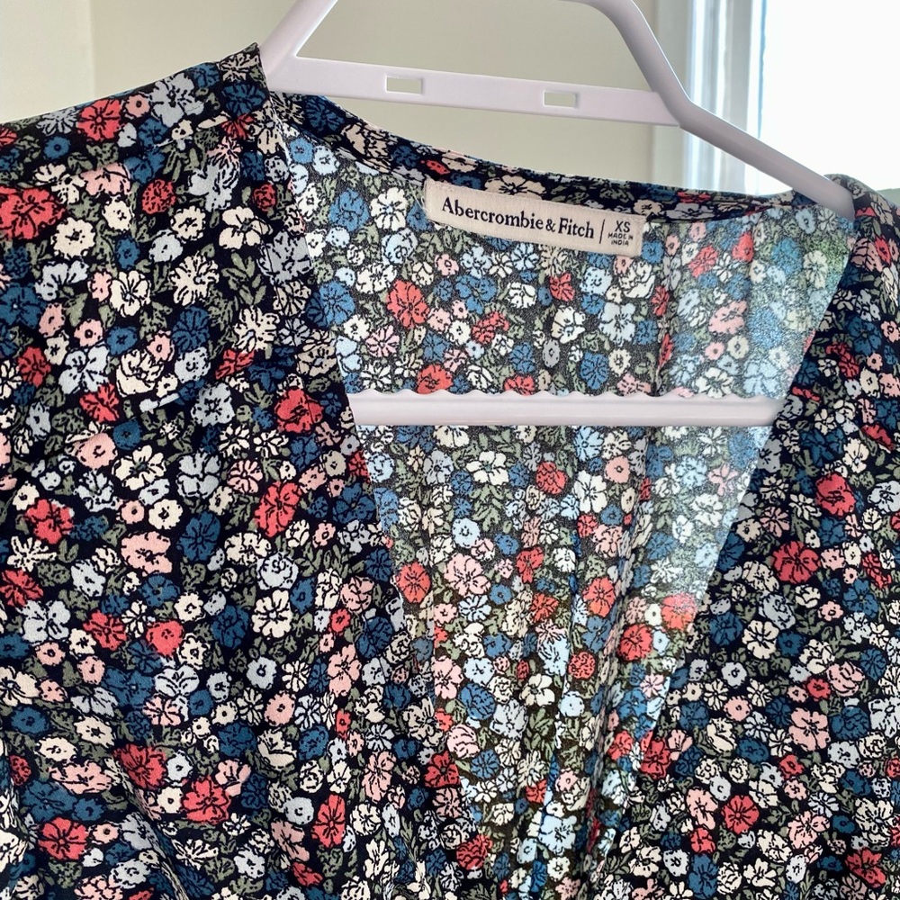 Abercrombie & Fitch 3/4 Sleeve V neck Blouse